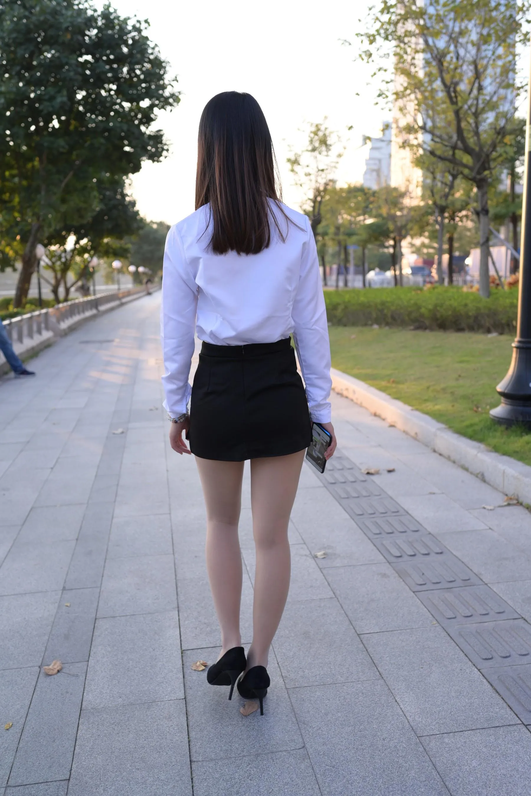[魔镜街拍] NO.082 SM_0006街拍肉丝高跟制服ol小姐姐 [203P]插图1